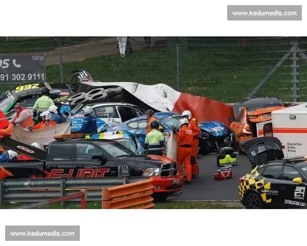 F1赛道惊险瞬间回顾赛车手事故分析与安全反思